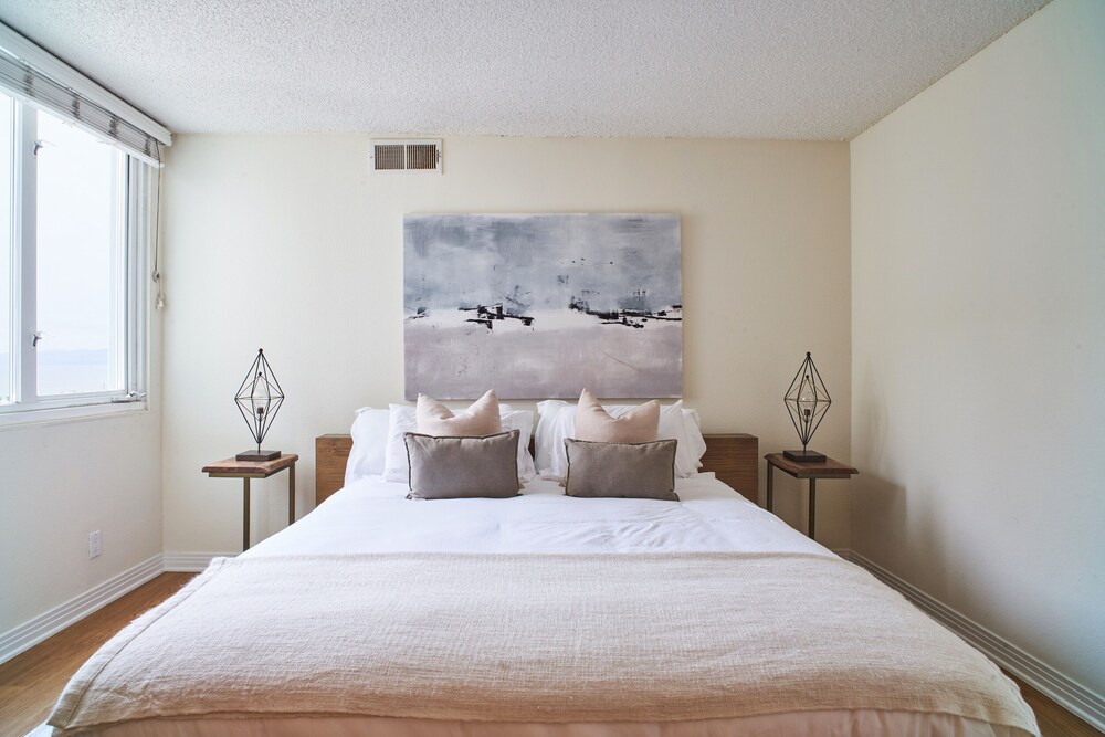 "Delightful" 3 Bedroom 2 Bath Stunning Ocean View - Palms - Los Angeles