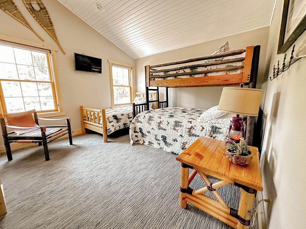 Newly Renovated Private Cabin! 3 Living Rooms, 4 Bedrooms And Hot Tub! - Yankton, SD