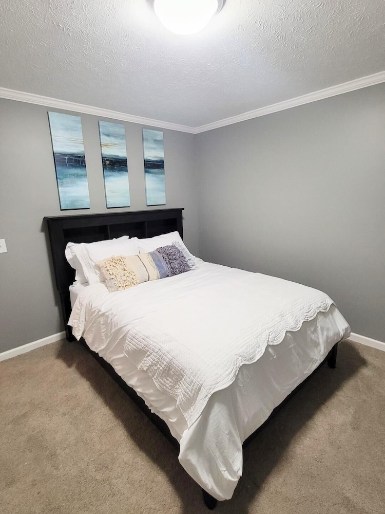Fully Renovated, Modern Unit Awaits You! 2nd Floor - Horseshoe Council Bluffs