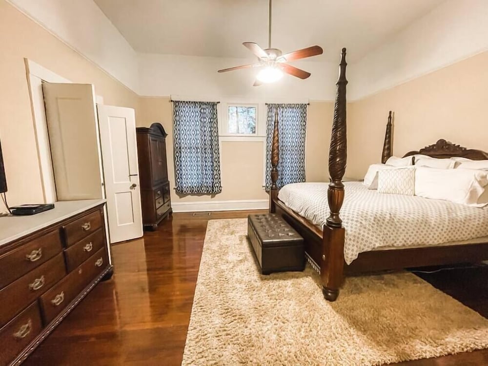 Historic Hideaway Witjhking Beds & Fast Wifi - Montgomery, AL