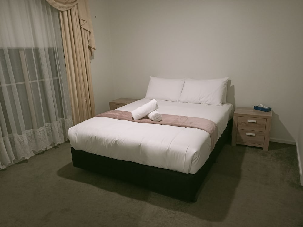 Comfortable 3-bedroom Home With Two Car Garage - Ballarat