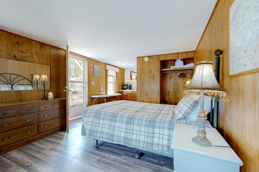 Picturesque Studio In Bay-front Locale Just Steps To Water W/wifi & Kitchenette - Wolfeboro, NH