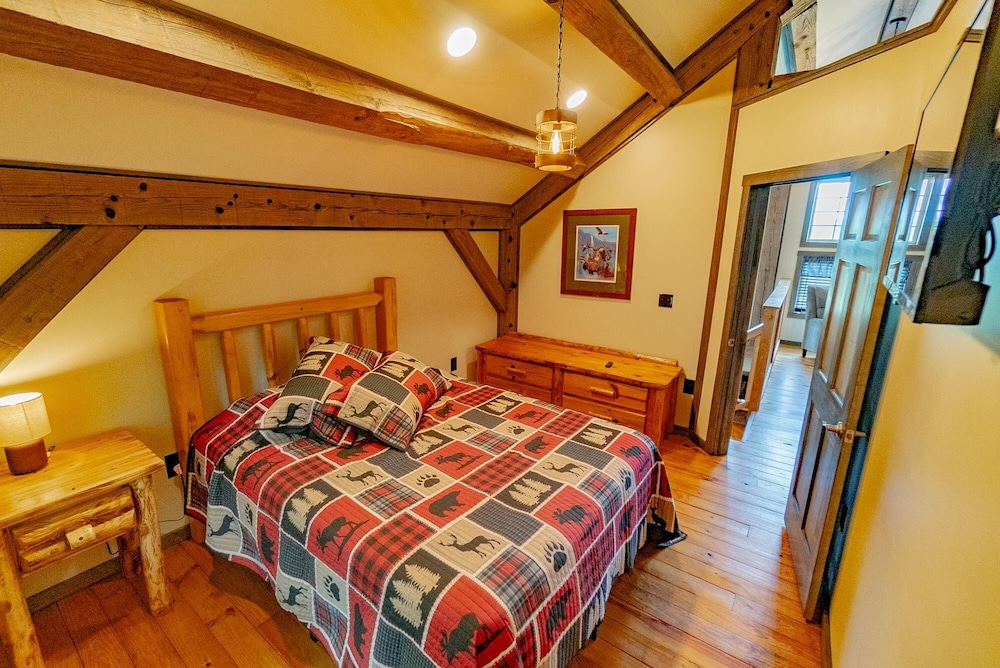 Panoramic Point Cabin | 2br,1ba, Rustic, Hot Tub, Fireplace - Ohiopyle, PA