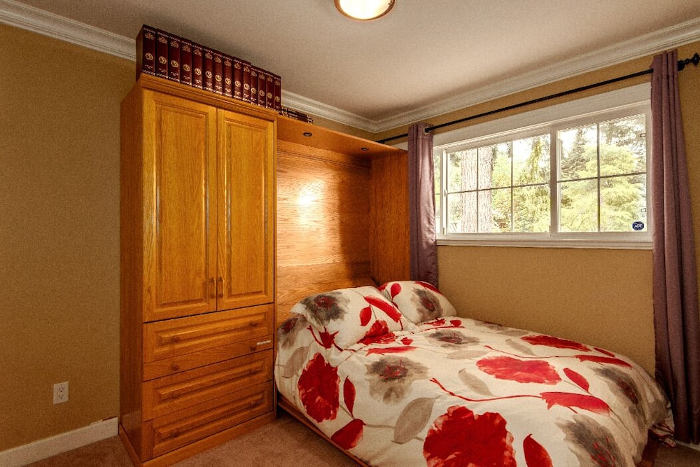 Welcome To The Cozy Cottage On The Shore, A Relaxed Place To Enjoy Nature. - Grouse Mountain
