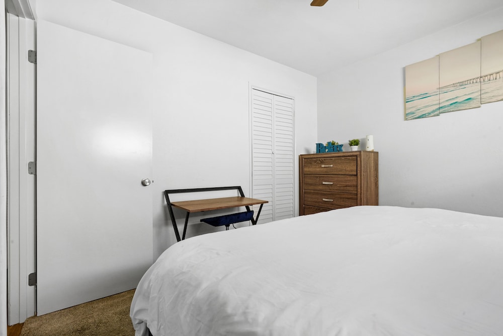 The Coastal Haven, 1 Minute Walk To Beach And Restaurants, King Beds, 2 Bedrooms - Oxnard, CA
