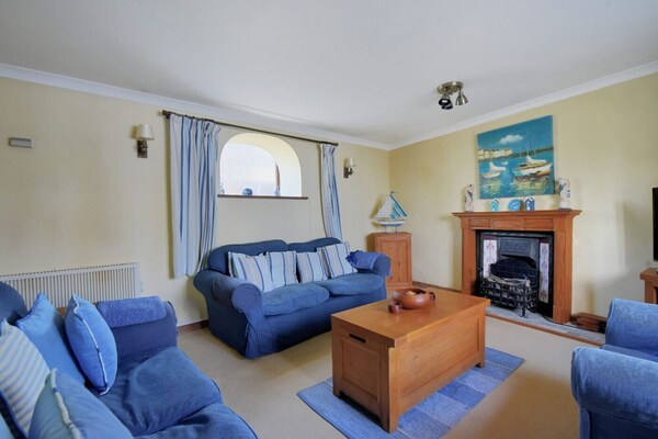 Honeysuckle Cottage, Pet Friendly, With A Garden In Lyme Regis - Charmouth