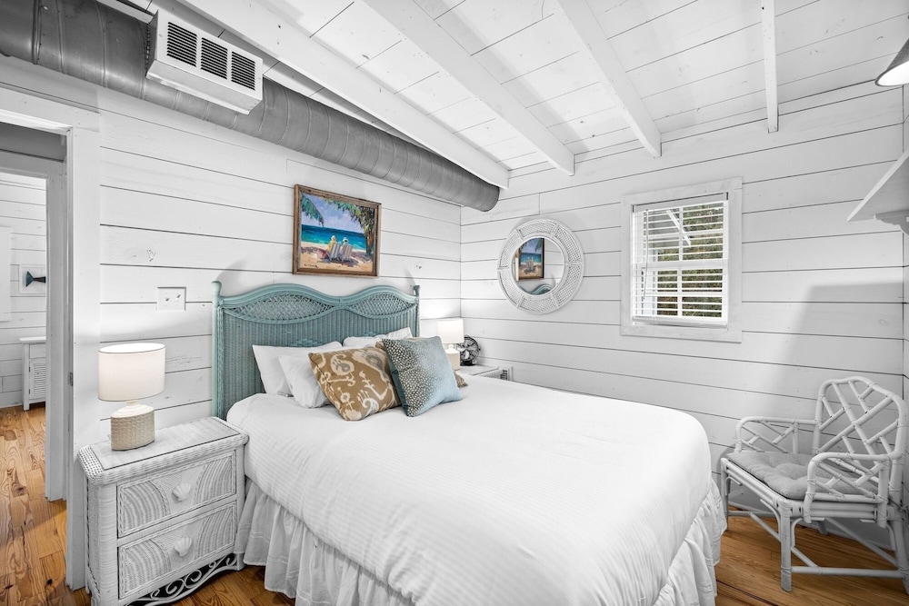 Stay For Spring Break!  Bay-side Bungalow With Convenient Outdoor Shower, Wifi And Private Deck - Cape San Blas, FL