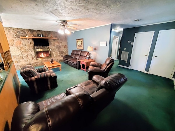 Mountain Stream And Hot Tub Beside House! Flat Large Yard! Close To Strip! - Pigeon Forge, TN