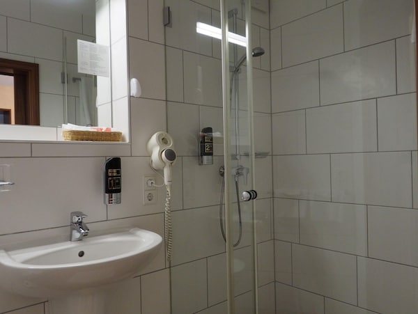 Double Room, Shower Or Bath, Toilet - Land-gut-hotel Am Ring - Hohe Acht