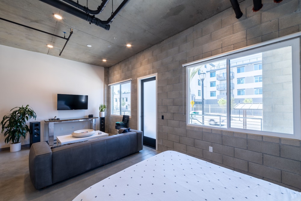 Beautiful Modern 2-bed In Dt Vista! - Bonsall, CA