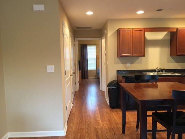 Private, Secure, Peaceful Location ~ Close To Everything ~ Hardwood Floors! - 伊麗莎白