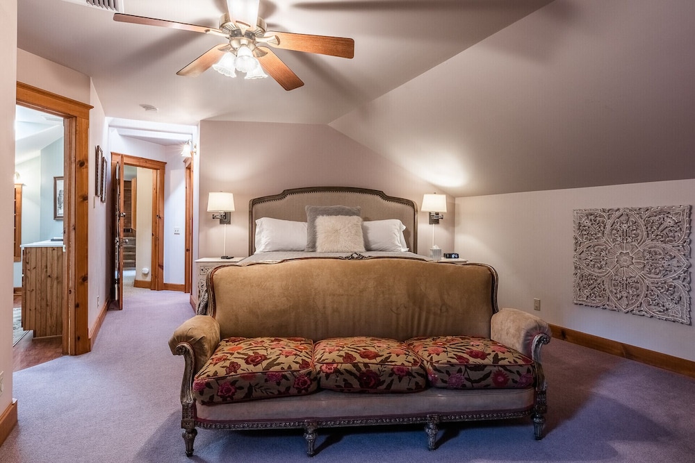 All New 1 Bedroom Downtown Luxury Victorian Bedroom Separate From House Sleeps 2 - Bishop, CA