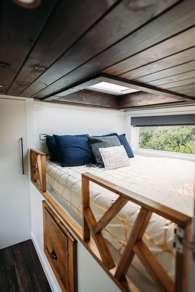 The Lux - Tiny Home W/ Jacuzzi In Berlin Ohio - ベルリン, OH
