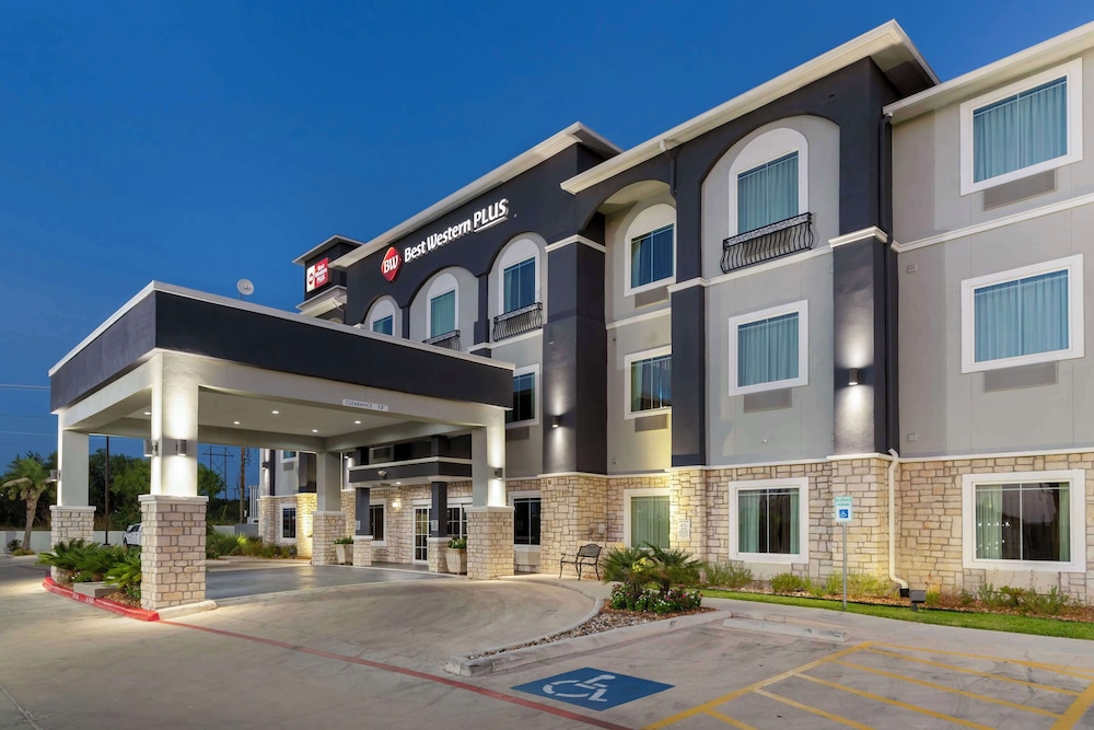 Best Western Plus Pleasanton Hotel - Pleasanton, TX