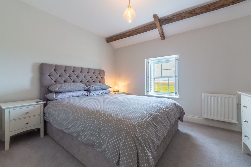 Barn Cottage Provides Stylish And Spacious Accommodation, With Incredible Views Across The Marshes T - Blakeney