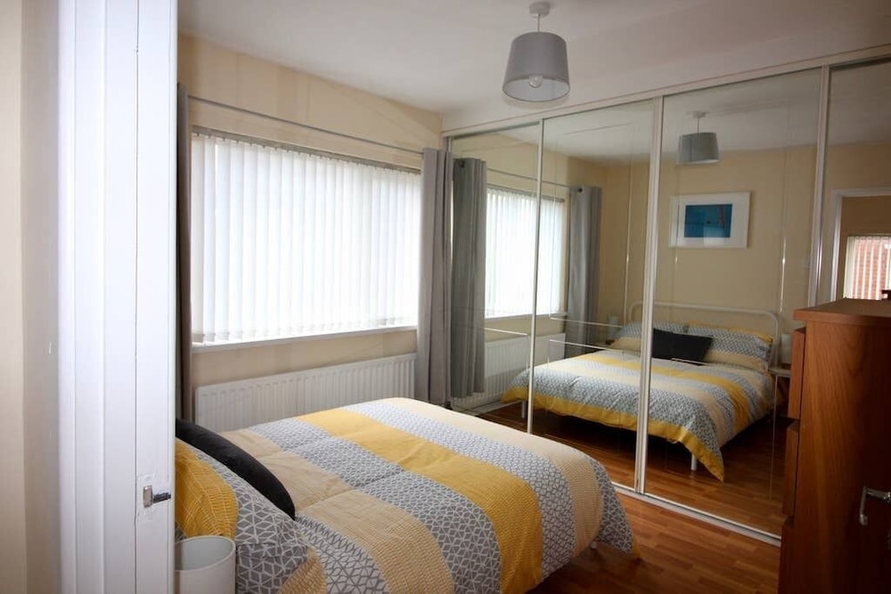 3 Bed House In Suburbs Of Belfast, Sleeps Up To 5 - Northern Ireland