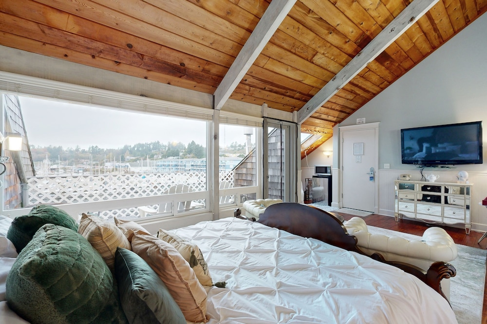 Oceanfront Studio - Harbor Views, Shared Sauna & Dog-friendly - Newport, OR