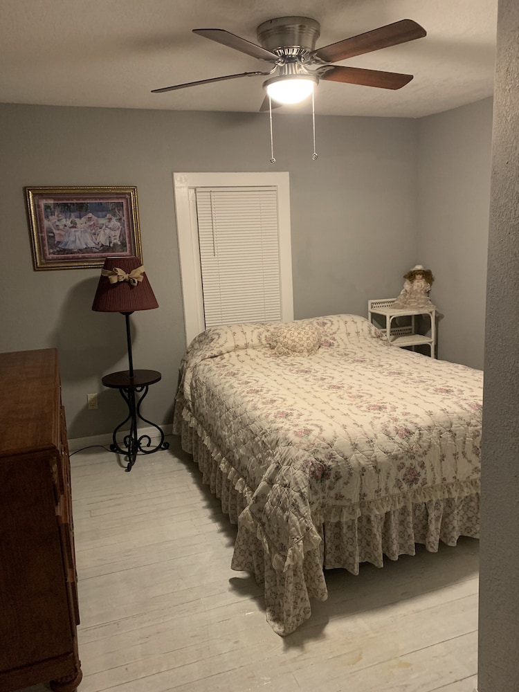 ❤️Cozy Cottage On Central ❤️ Pet Friendly, 2 Blocks Off Main Street!! - Fred Howard Park, Tarpon Springs