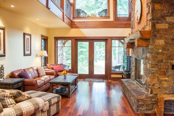 Lodge-inspired Luxury Home | Golf Course Views & Hot Tub | Full Resort Access! - Cle Elum