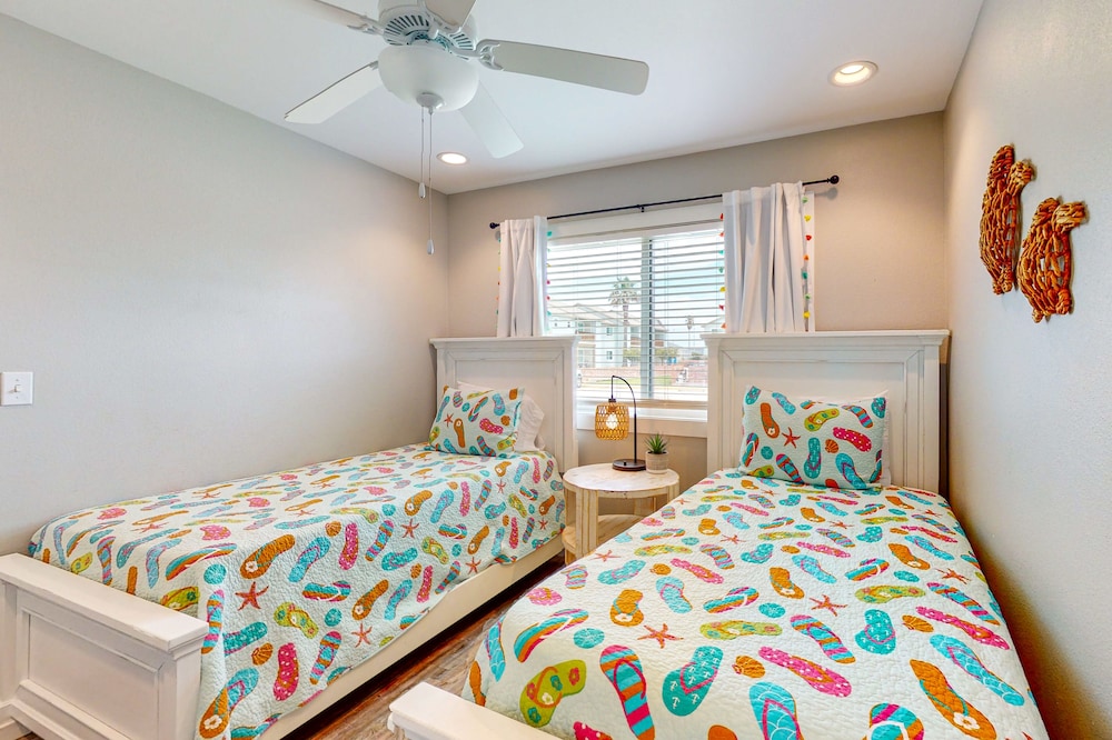 Ahe117 Remodeled First Floor Condo, Across From The Shared Pool And Hot Tub, Near Marina And Ferry - Aransas Pass, TX