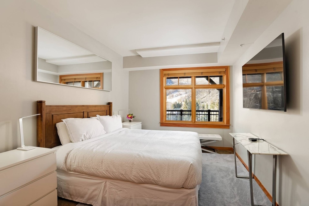 Top Floor Snowmass Village At Gondola. Vaulted Ceilings, 2 Balconies, Ht, Free Parking, Outdoor Ht - Snowmass Village, CO
