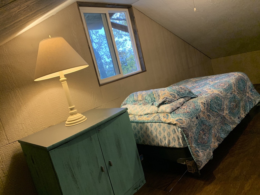 Cute Ozark Mountain Cabin In The Woods: A Quiet Escape Or Adventurous Exploring - Missouri