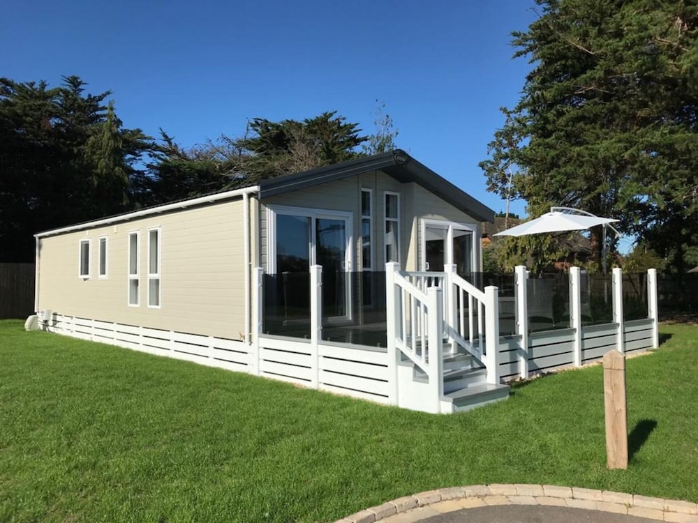 6 Berth Luxury Lodge In Christchurch, Dorset - New Forest