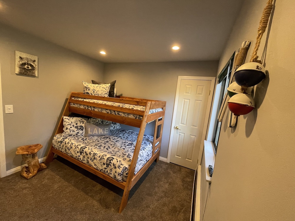 Beautiful Remodeled Cabin With Coffee Bar, Foosball Table And Trailer Parking - Big Bear, CA