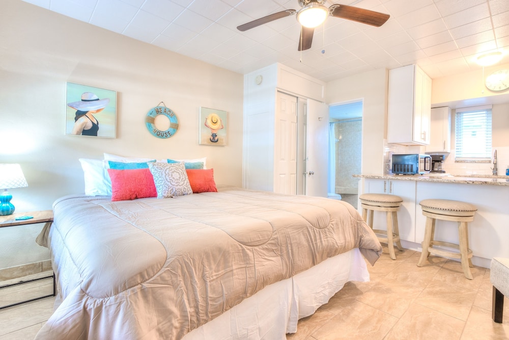 Tropic Terrace #18 - Beachfront Rental Studio Bedroom Condo By Redawning - Redington Shores, FL