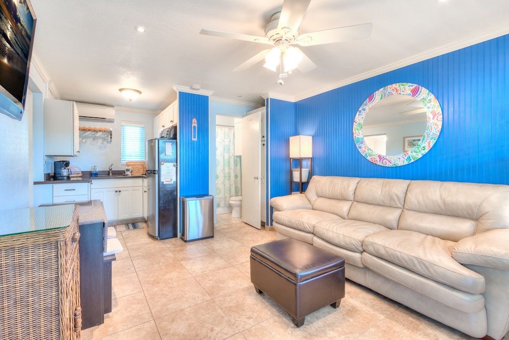 Tropic Terrace #51 - Beachfront Rental 1 Bedroom Condo By Redawning - Gulfport, FL