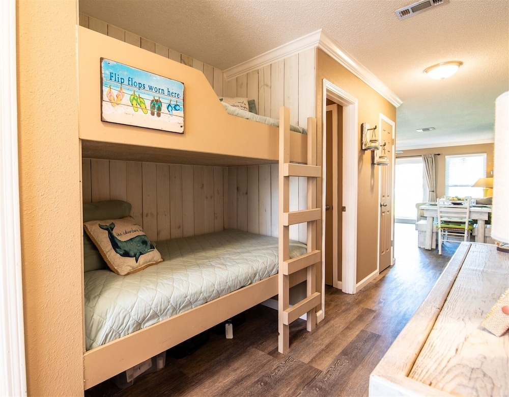 9 A, One Bedroom Condo | 1 Bed, 1 Bath - Miramar Beach, FL