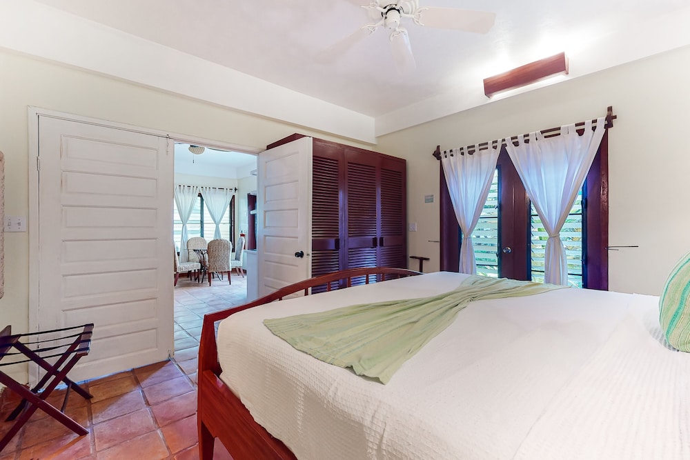 Oceanfront Escape With Shared, Outdoor Pool, Free Wifi, & Air Conditioning - Placencia