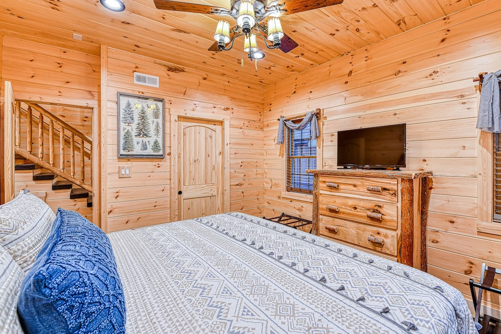 Luxury Creekside Chalet W/ A Private Hot Tub - Walk To Downtown Gatlinburg! - Great Smoky Mountains National Park