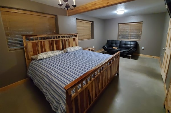 Mountain Side Forest Retreat - Hot Tub!! - 1br 1ba <3beds> - 앵커리지