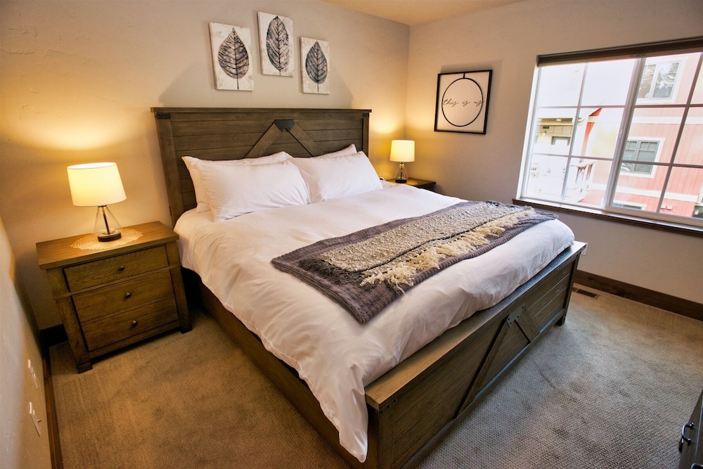 Suite Retreat: Short Walk To Downtown Mccall, A/c, Propane Fireplace - McCall, ID