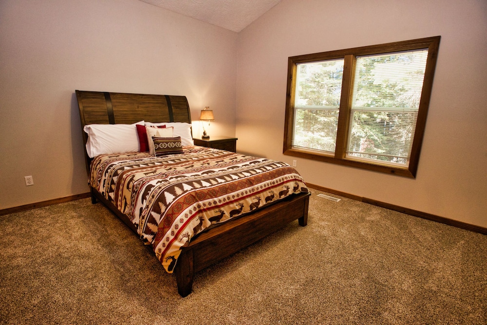 Peace In The Pines: Woodland Oasis In Spring Mountain Ranch, Private Hot Tub - McCall, ID
