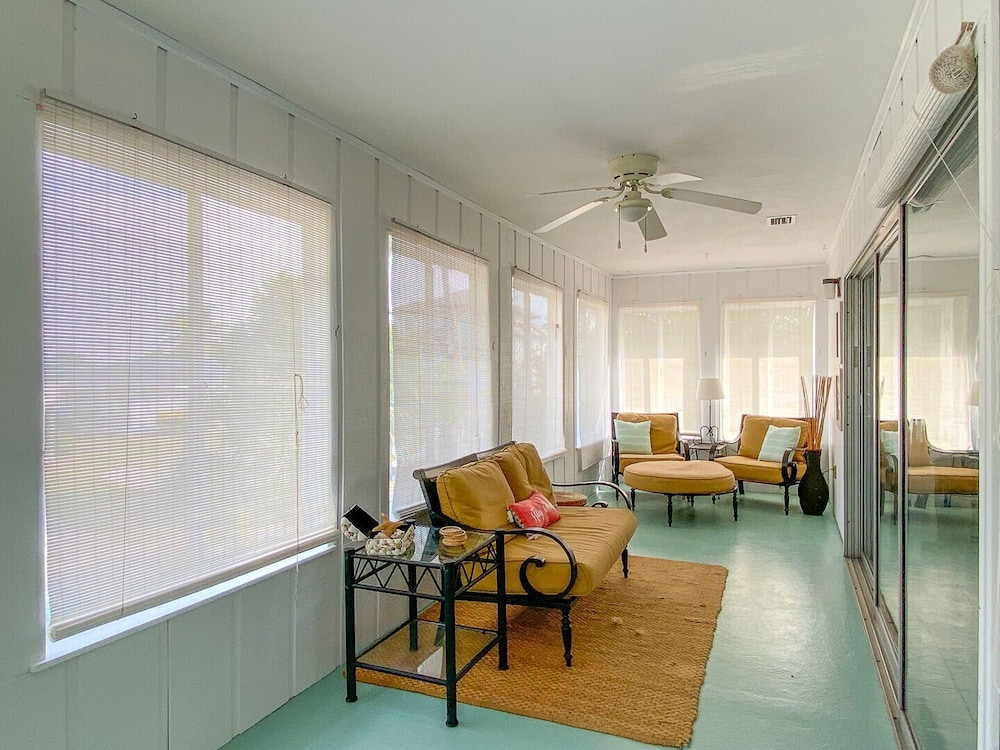 Private Heated Pool, Screened Lanai With Bay Views. Walk To Times Square! - Fort Myers Beach, FL