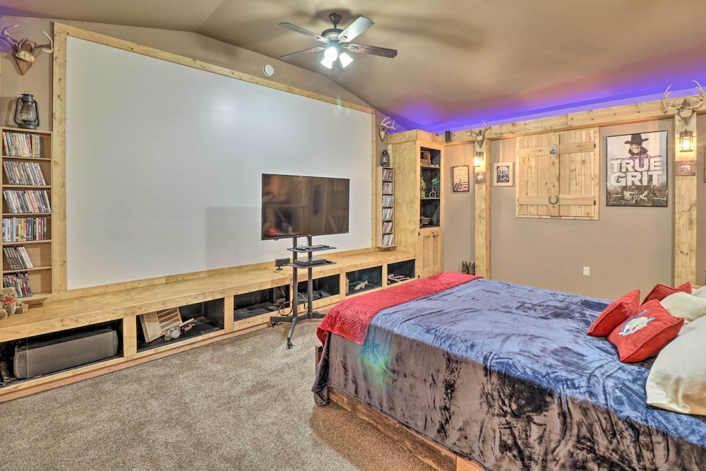 Rustic Sims City Studio Cabin W/ Home Theater! - Harrison, AR
