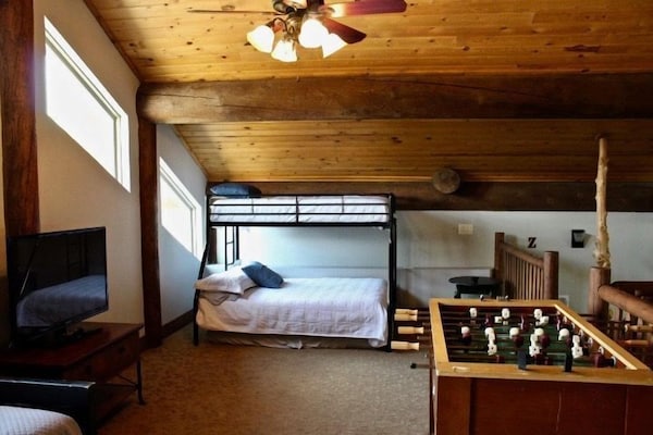 Kings River Lodge North - Spacious 10 Bedroom Log Cabin Across From The Lake! - Shell Knob, MO