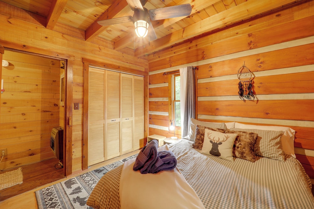 Gorgeous Log Cabin W/ 2 Decks + Fireplaces! - Fleetwood, NC