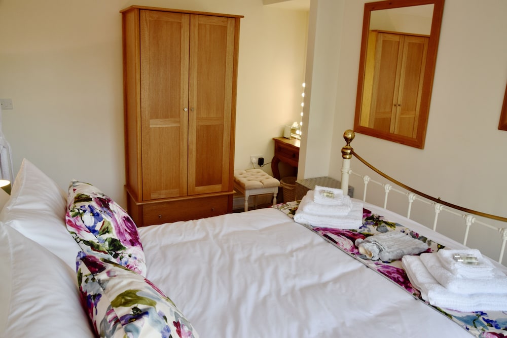 White Cottage - Quaint & Cosy Railway Cottage Just A Stone's Throw From Beach - Belfast