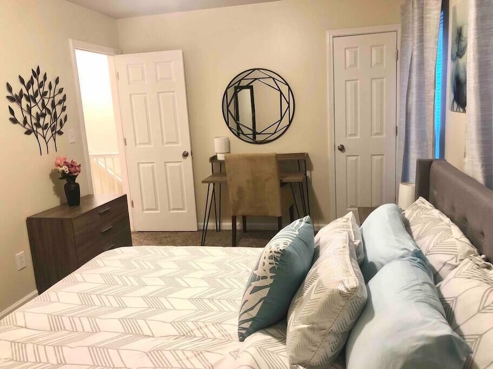 * Radiant Retreat * King Bed * Long Term Stays * - Durham, NC