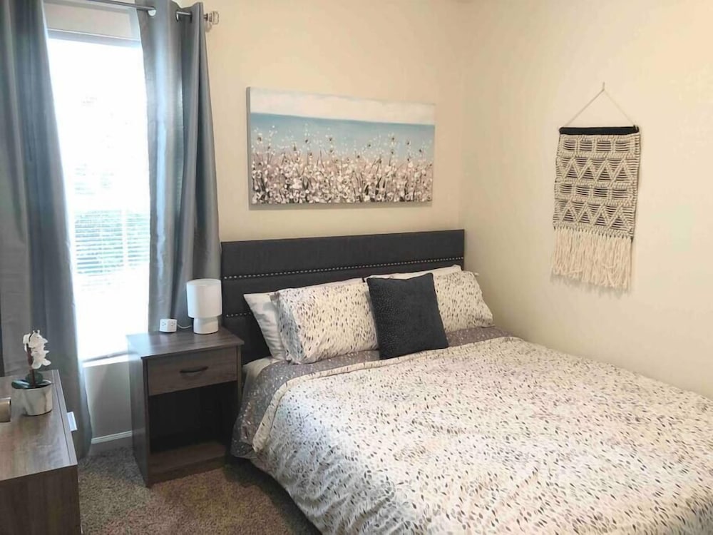 * Posh Place * King Bed * Long Term Stays * - Durham