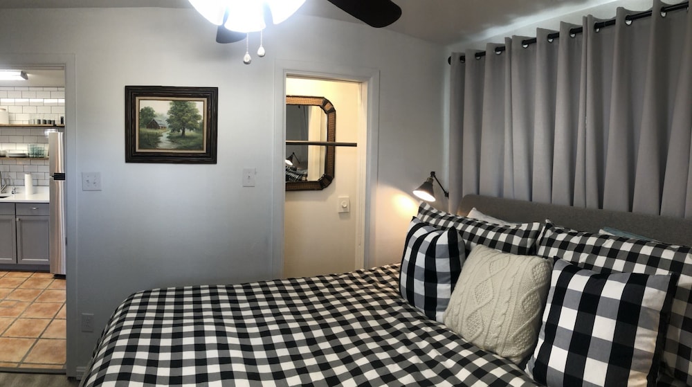 Completely Remodeled 1 Bedroom Guest House,  Close To Ttu And Hospitals - Lubbock, TX