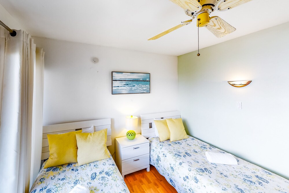 Colorful Townhouse With Ocean Views, Free Wifi, & Central Ac - Snowbirds Welcome - Bradenton Beach, FL