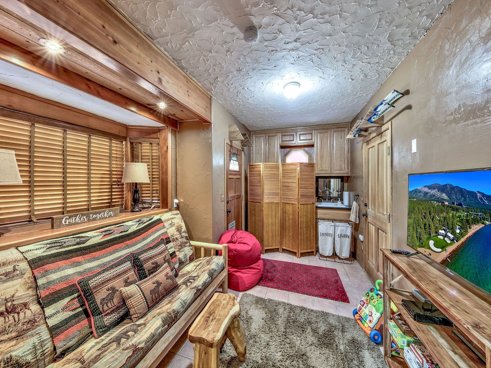 The Lazy Bear's Den Roomy 2 Bedroom Updated Cabin, - South Lake Tahoe, CA