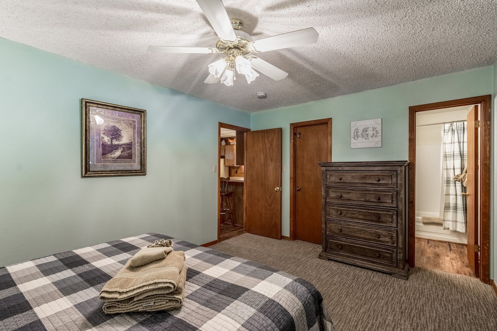 Pine View Lodge: A Lovely Dog Friendly 3 Bedroom Within Walking Distance To Midtown! - New Mexico
