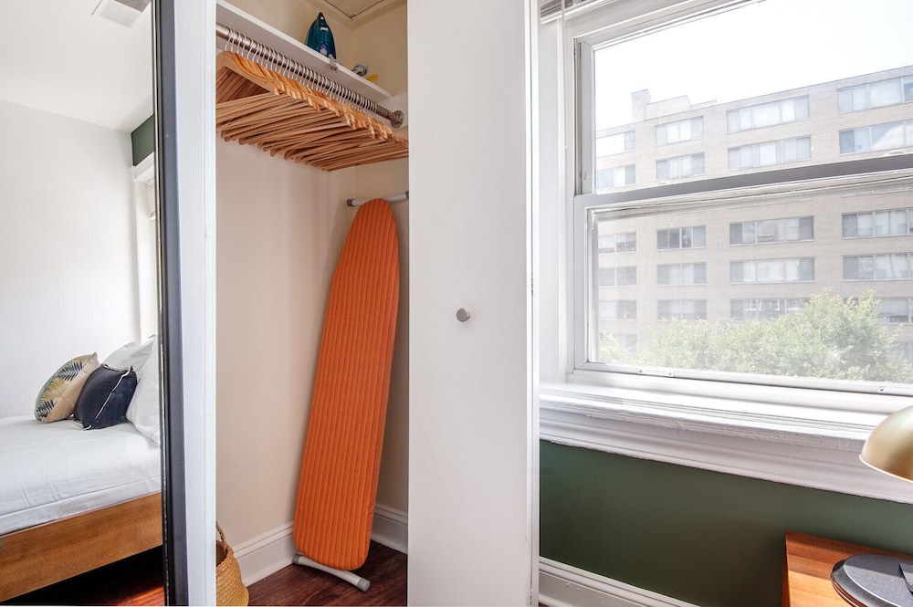 Crisp Dupont Circle 1br W/ W/d 2 Blocks To Whole Foods,  By Blueground - Bethesda, MD