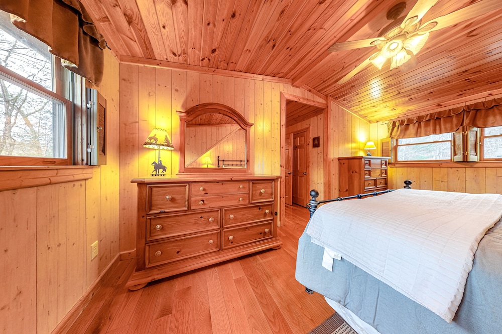Secluded Dog-friendly Cabin With Wifi, Gas Fireplace, & A Furnished Deck - Tallulah Falls, GA