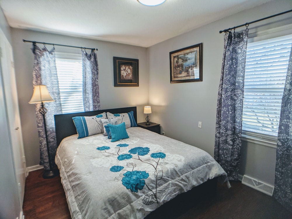 Overland Park Downtown | Comfy, Clean & Safe House On Hardy - Shawnee, KS